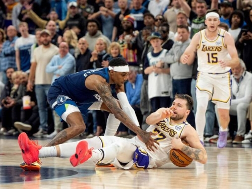 NBA季後賽》湖人、灰狼G4出現關鍵漏判！東契奇被絆倒錯失罰球機會