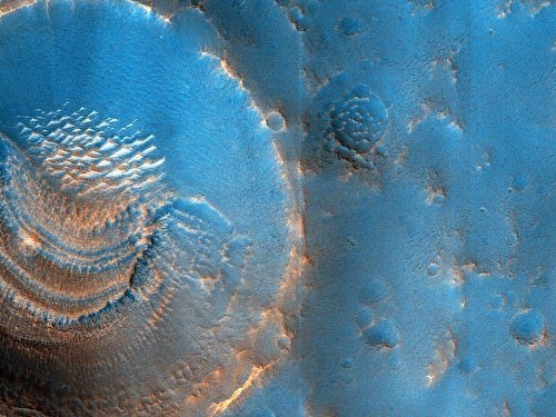 火星隕石坑內現「神祕形狀」 科學家困惑不解