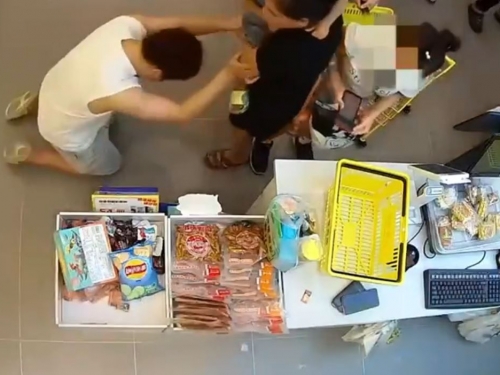 兒超市偷糖謊稱「店員給的」　恐龍母狂鬧2小時逼老闆下跪求原諒