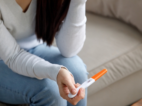 清垃圾桶驚見「兩條線」驗孕棒 公公意外揪出媳婦偷吃小王