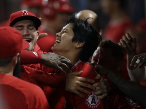 天使主場首打席 大谷翔平首轟出爐