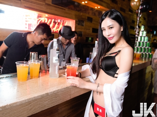 不要再灌我酒了啦～正妹夜店「迷醉微醺」超性感，快門和酒杯都是刷刷刷～