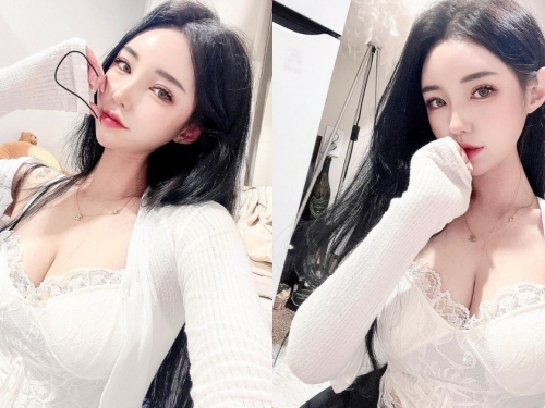 嫵媚正妹「蕾絲裝深溝外露」，「水嫩美乳」好挑逗呀！