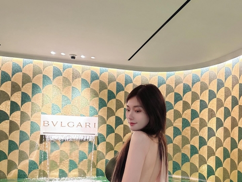 最強奶媽「謝薇安」曬巨乳泳裝照，雙峰塞滿畫面網友驚呼：是籃球嗎