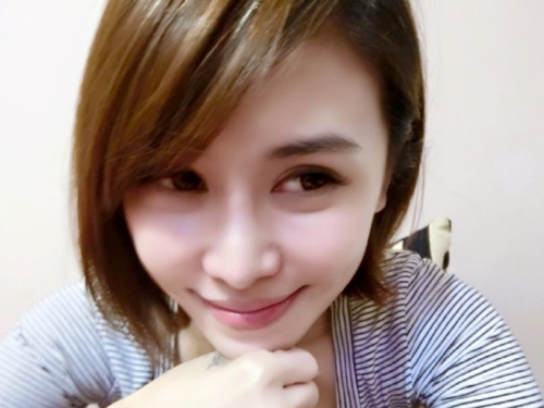 「隱私妹」不隱私也不藏私！純白襯衫敞開透出渾圓美乳！好大膽喔...