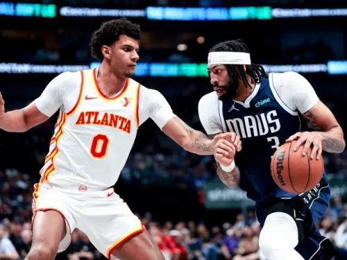 NBA》AD又受傷！搶籃板遭隊友肘擊噴血傷退　獨行俠季後賽添變數