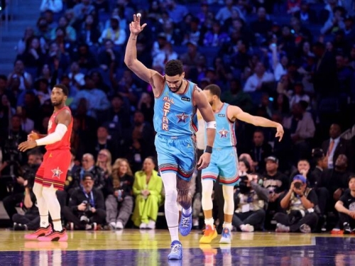 NBA》中場暫停20分鐘球迷傻眼！塔圖姆率老將隊勇奪明星賽冠軍