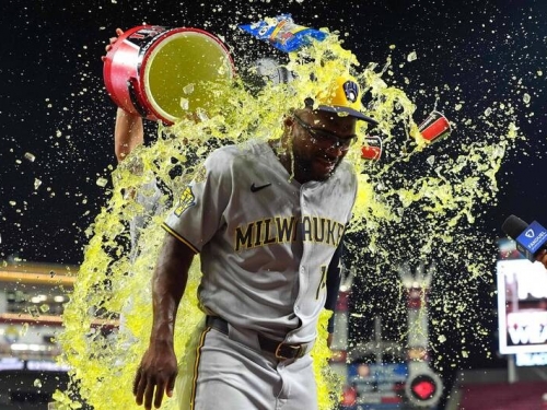 MLB》莫納斯特利歐延長賽代打3分砲 釀酒人連兩天逆轉改寫隊史連勝紀錄