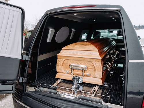 大體摔出靈車 後車駕駛嚇瘋：撞死人了
