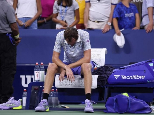 美網》關鍵時刻出現「抓馬」引熱議 梅德維夫首輪5盤爆冷落敗