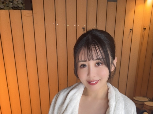公然猥褻K罩杯秘書「神楽ももか」！在電車上搓到公廁裡瘋狂進出！