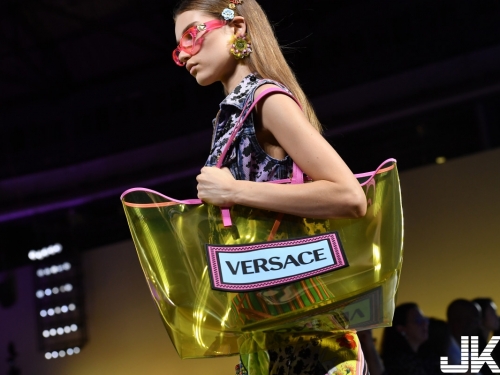 Michael Kors以21.2億美金收購Versace，輕奢混血精品階級更上一層樓。
