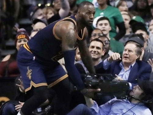 [NBA爆笑一籮筐]詹皇襲來塊陶啊！ NFL冠軍教頭慘遭「擒抱」