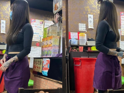 巨乳餐廳服務生貼身上衣展現「豐滿胸型」　被起底在賣情趣用品