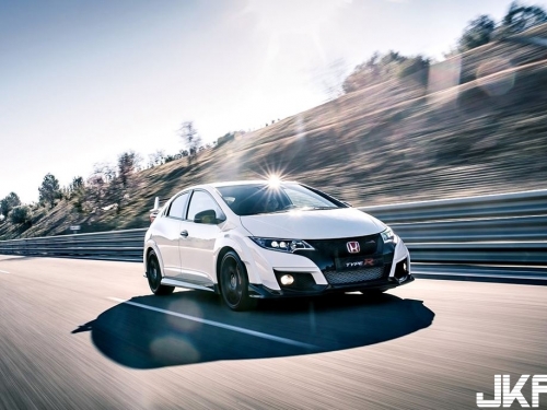 前地表「前驅」最速Honda Civic Type-R對決地表「最強」王者Mercedes-AMG A45 4MATIC