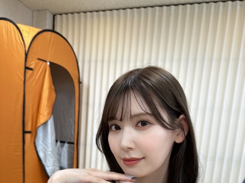 漂亮人妻「明里紬」參加社區的露營活動，卻在深山裡被三男輪流中出