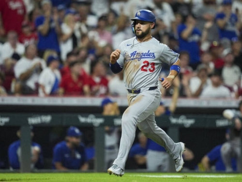 MLB》道奇5億明星外野手纏鬥10球關鍵保送！ 主帥大讚贏球功臣