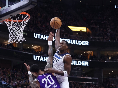 NBA》「蟻人」超暴力顏扣柯林斯 笑稱要送他球衣