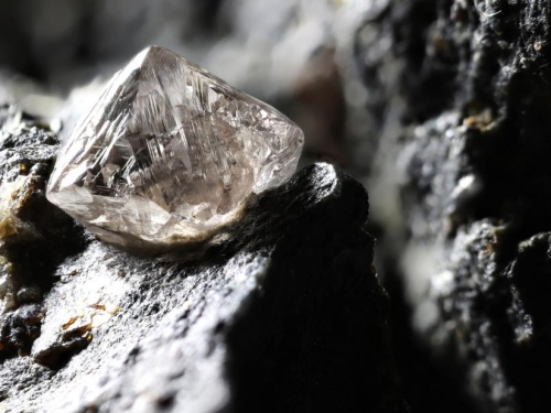 科學家研究鑽石如何被岩漿帶到地表