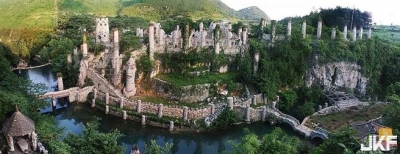 男子隱居峽谷20年後 竟建造出了奇幻城堡