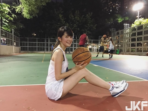 籃球場出現「甜美正妹」！清新妹子讓網友瘋狂跪求傳送門！又初戀了...