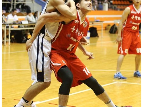 NBA》林書豪PO帥照 笑稱還需多做臥推