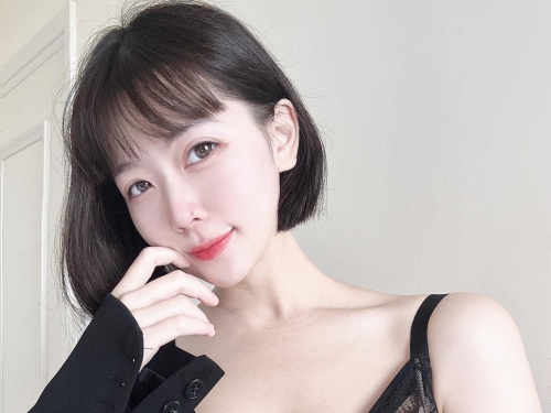 平常是小學老師，放假就是長腿模特！芳岑Gina完美轉換身分