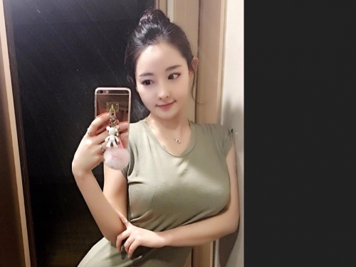 凶狠奶妹睡前「炸乳自拍」，「逼人S曲線」讓網友都睡不著了！