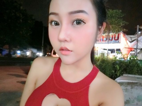 吃完烤肉來點「飯後甜點」！巨RU妹手捧奶香味甜點，真的是月圓女乃團圓！