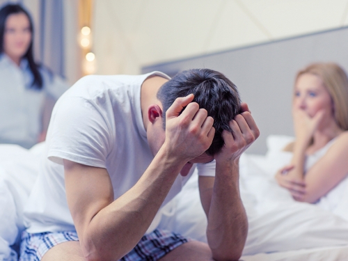 孩子的爸「搞上她親媽」 女看鹹濕簡訊崩潰：還傳裸照