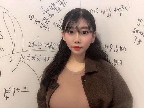 20歲這身材不合理！女大生「초희」擁有火爆曲線　Ｓ形身段太誘人了！