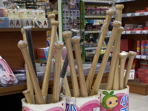 書局賣「愛的小手」尺寸超驚人 萬人嚇：打了進棺材