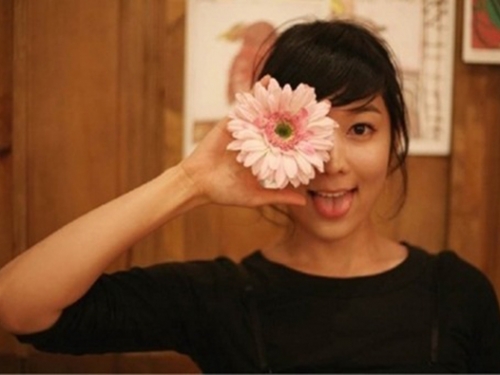 天生娃娃臉的女藝人，熟女魅力無法擋，節目上對話超展開坦承「自己其實很色」