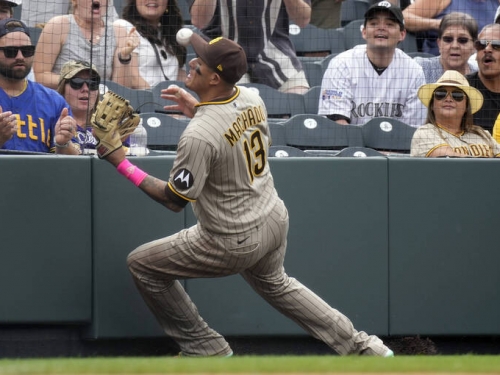 MLB》馬查多超狂「用臉頂球」接殺美技 官網嘆為觀止