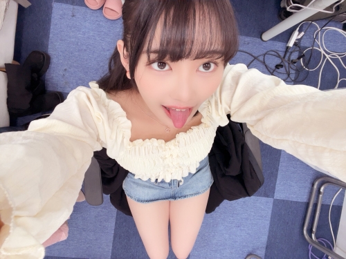 「人家最喜歡大雞雞了！」純樸學生妹相坂菫處女穴開花，被中出覺醒後變癡女