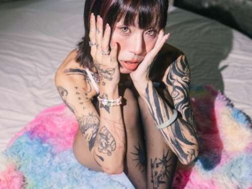 關懷失學少女！狂野刺青妹《Elly》出賣肉體　展現情色與色情玩美融合