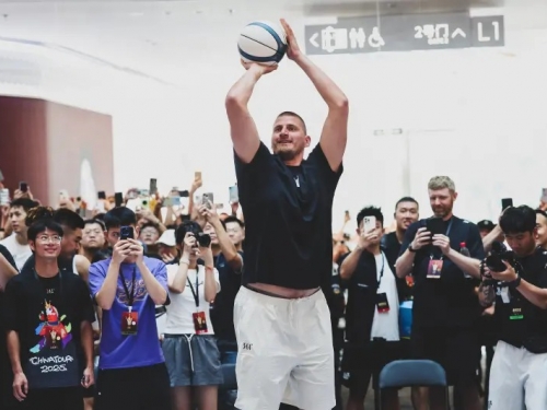 NBA》Jokic這魅力太狂！中國球迷「暴動式」迎接　瘋搶拍照、簽名