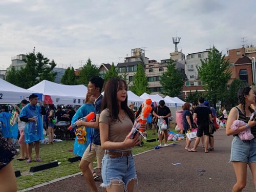 看不出來！清純正妹好會藏，仔細一瞧才發現又是一名「隱乳系」