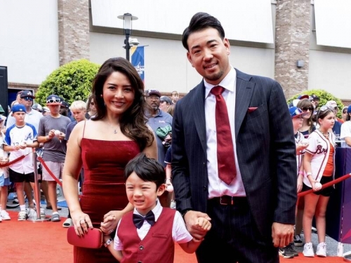 MLB明星賽》菊池雄星一家三口相隔4年走紅毯 愛妻性感禮服成嬌點