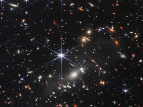 韋伯望遠鏡捕捉星系清晰影像，拍下 138 億年前宇宙最古老的光