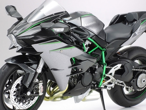 代號忍者！　田宮下月推出「Kawasaki Ninja H2 CARBON」仿賽重機組裝模型！