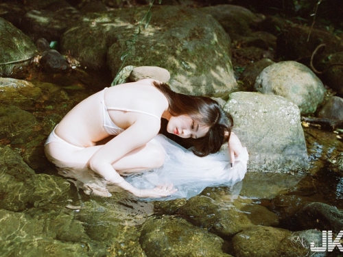 溪水中的純淨白紗少女「Una」，「白皙光滑曲線」太有看點！