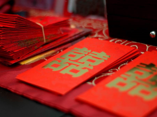 新娘舉牌走紅毯 「紅包不到1200去垃圾桶」 主桌臉都綠了