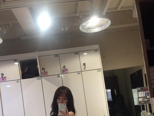 妹子運動內衣胸前一對「可愛圓乳」好明顯，鏡頭前「親身傳授」美臀混圓乍現