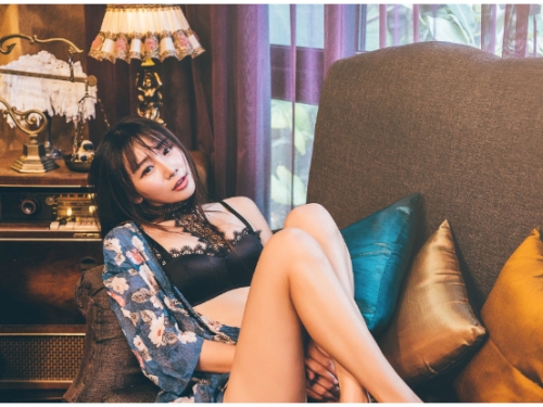 古典歐風小精靈！攝影師鏡下長腿正妹「機機」清麗復古的優美曲線！