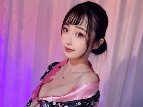 愛裸女神「玲奈Lena」聖誕披針織，「白嫩香肩」給粉絲掀被子