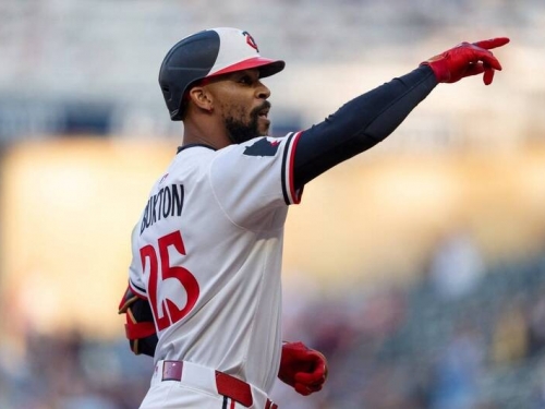MLB》「黑鱒」飛撲美技還加碼479英尺超遠轟！率雙城退遊騎兵