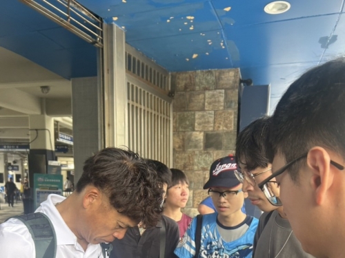 玉山盃》城島健司現身新莊球場 大批球迷蜂擁而上要簽名