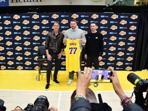 NBA》詹皇與東契奇組成超級雙人組 湖人總管坦言還會再補強