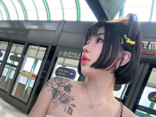 穿這樣去搭韓國捷運！巨乳妹「張嘻嘻」超猛洋裝露南半球